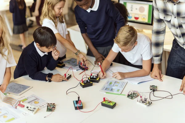 Niños haciendo experiencia electrónica —  Fotos de Stock