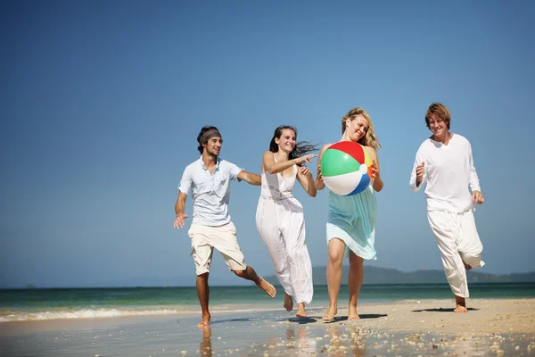 Amigos passam tempo na praia — Fotografia de Stock