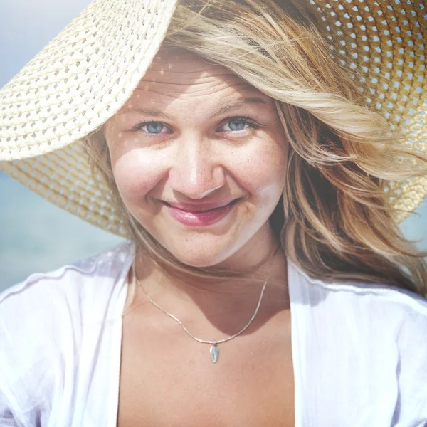 해변에서 여자를 미소의 초상화 — 스톡 사진