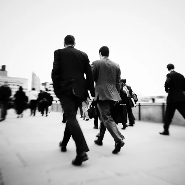 Obchodní lidé procházky ve městě — Stock fotografie