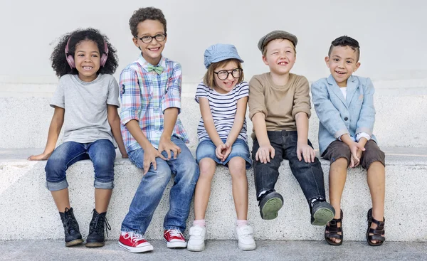 Enfants heureux posant ensemble — Photo