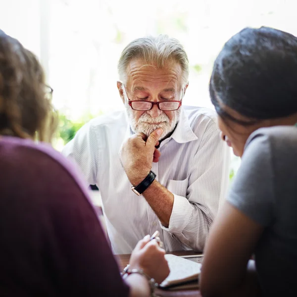 Personas que trabajan con dispositivos digitales — Foto de Stock