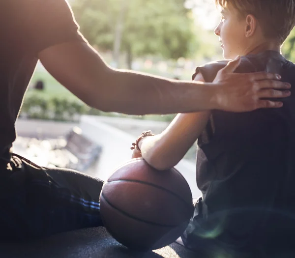 Sportler lehrt Jungen Basketball spielen — Stockfoto