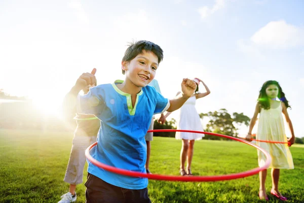 Hula hoops ile egzersiz yaparak aile — Stok fotoğraf