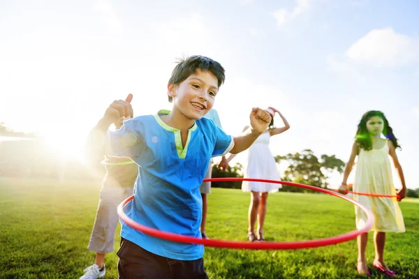 Familie doen oefening met hula hoops — Stockfoto