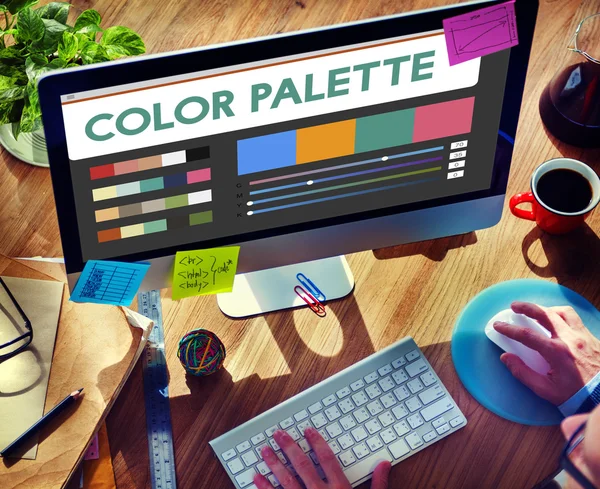 Empresario que usa computadora con concepto de paleta de colores —  Fotos de Stock