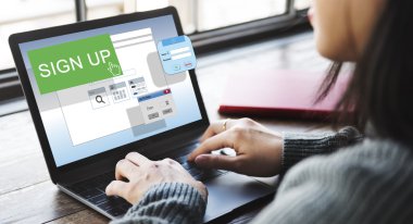 Dizüstü bilgisayarla çalışan kadın 