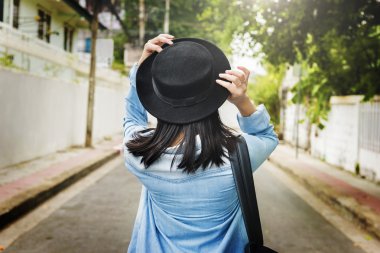 Siyah şapkalı kadın