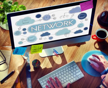 Bilgisayarda çalışan adam