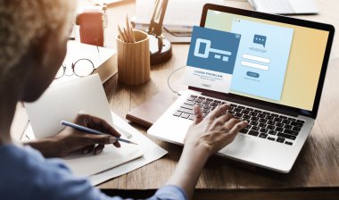 iş kadını ofiste defter ile