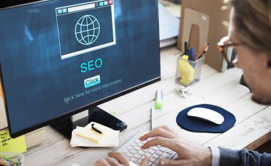 Ofiste bilgisayarla çalışan iş adamı