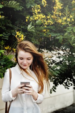 Akıllı telefon kullanan kadın