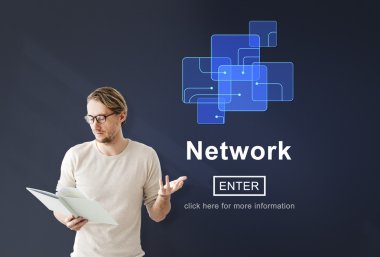 ağ ile çalışan iş adamı