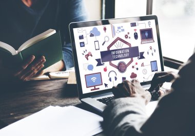 laptop ile çalışan kişi