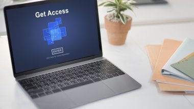 Ofis Masası üstünde laptop 