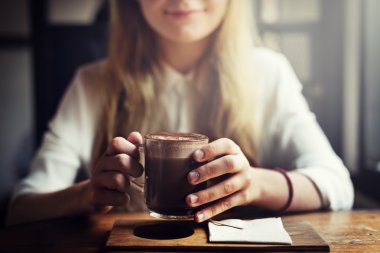 Cafe zaman harcama kadın