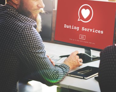 Dating hizmetleri bilgisayar üzerinde çalışan iş adamı