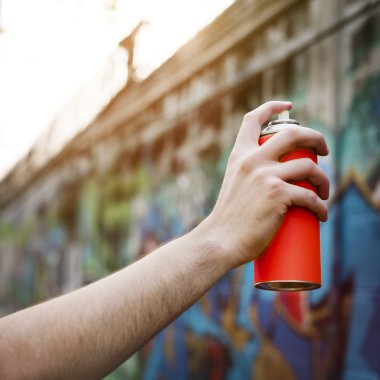 Graffiti için sprey tutan adam