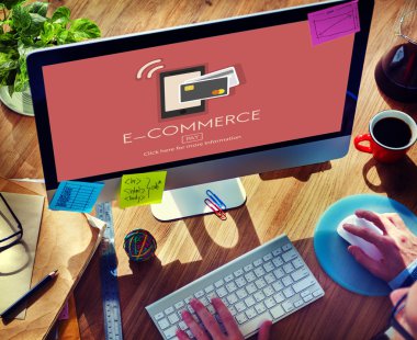 İşadamı bilgisayar E-ticaret kavramı ile kullanma 