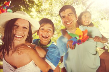 Aile oynama ve açık havada yürüyüş
