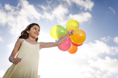 renkli balon ile oynayan kız