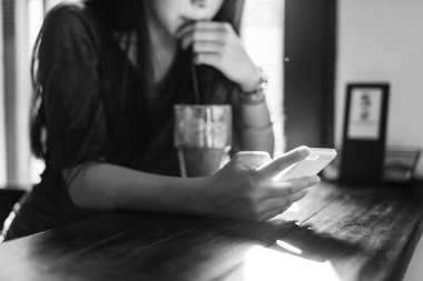 kadın içki içecek