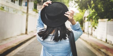 Siyah şapkalı kadın