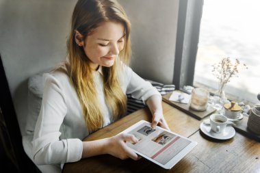 Tablet kullanan kadın