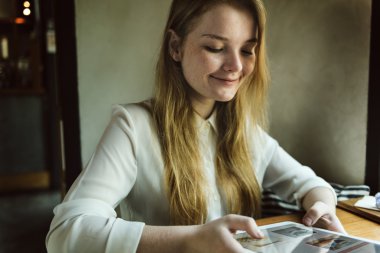Tablet kullanan kadın