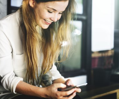 Akıllı telefon kullanan kadın