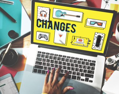 bilgisayar ile çalışan kadın