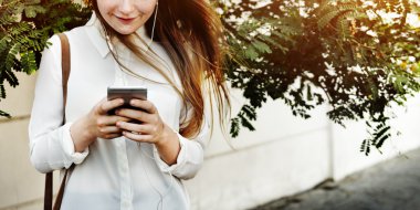 Akıllı telefon kullanan kadın