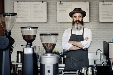 Barista ayakta yakınındaki kahve makinesi