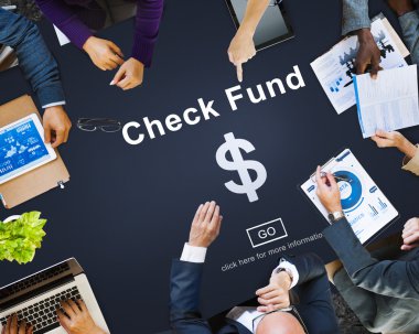 Onay fon üzerinde işaret eden iş adamları