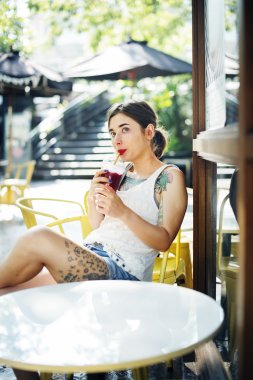 kadın içki içecek