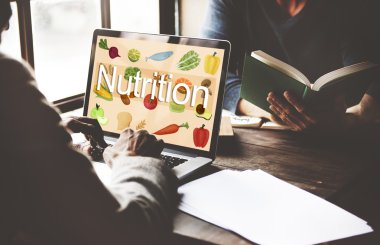 laptop ile çalışan kişi