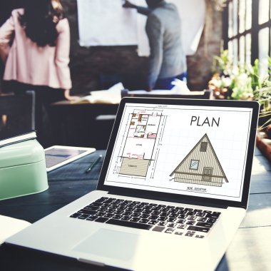 laptop ile çalışan kişi