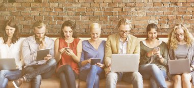 Çeşitlilik insanlarla dijital cihazlar