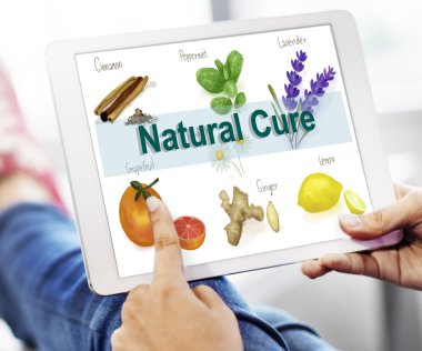 Dijital tablet tutan kadın