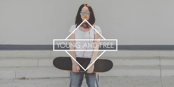 Молода жінка з скейтбордом — стокове фото