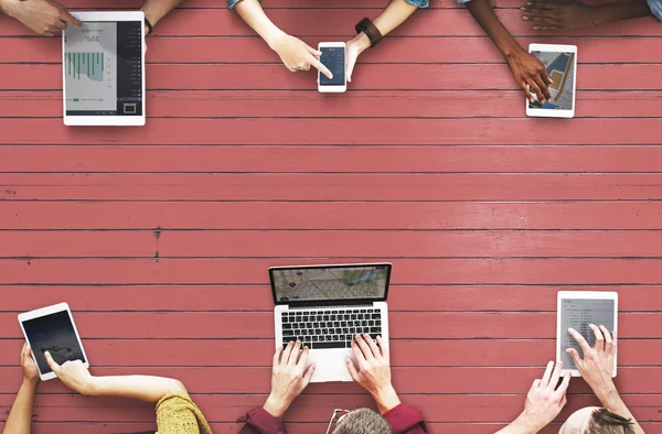 Mensen surfen op digitale gadgets — Stockfoto