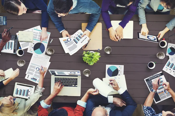 Colleghi durante la riunione in ufficio occupato — Foto Stock