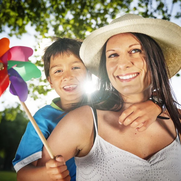 Mãe e filho brincam no parque — Fotografia de Stock