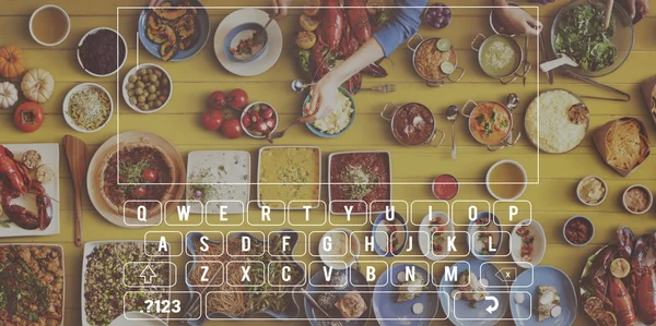 Mensen en eten met toetsenbord — Stockfoto