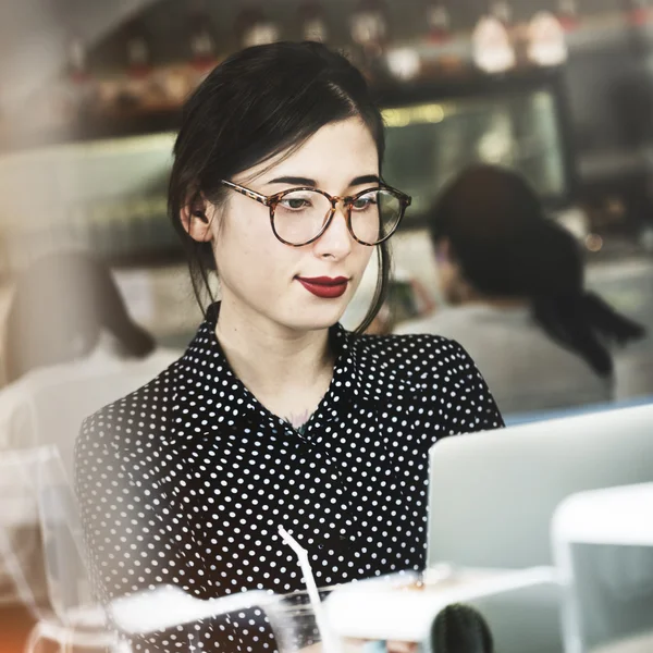 Vrouw in stijl glazen — Stockfoto