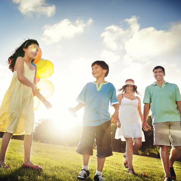 Familia jugando y caminando al aire libre — Foto de Stock