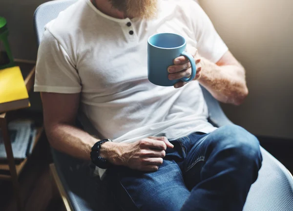 Homme assis sur la chaise — Photo