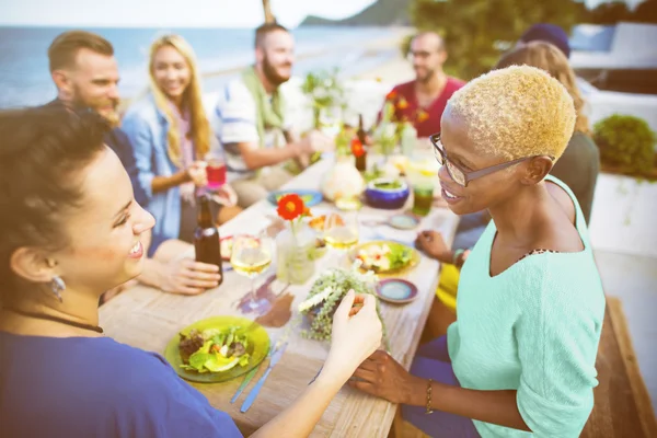 朋友和夏日聚会 — 图库照片