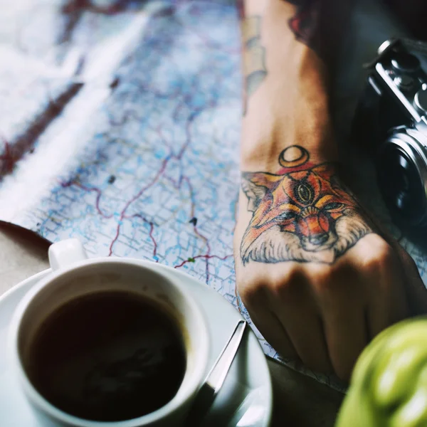 Žena s mapou pití kávy — Stock fotografie
