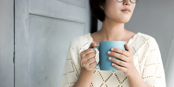 Chica con taza de té — Foto de Stock